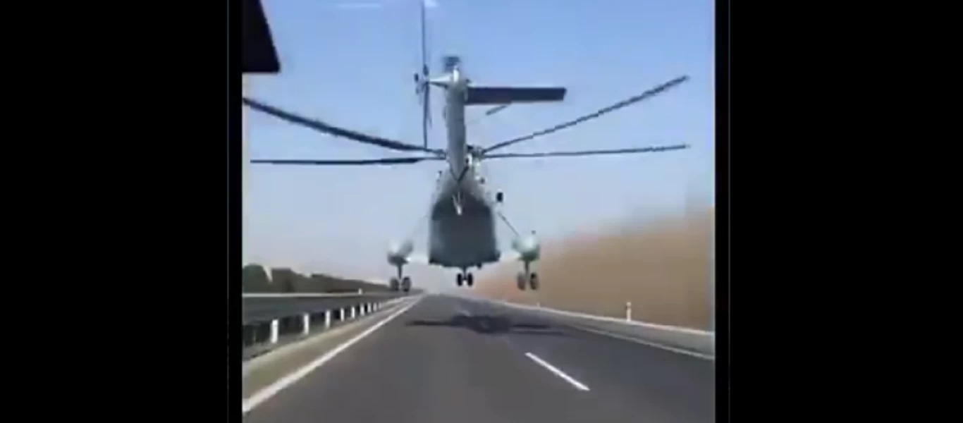 Σκηνή τρόμου - Η στιγμή που στρατιωτικό ελικόπτερο σε... προσπερνά στον αυτοκινητόδρομο (βίντεο)